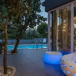 Modern Jura With Pool Near The Beach, Extra Pool Heating Available فيلة ميدولين