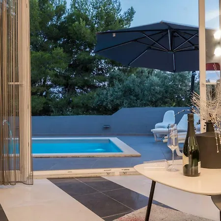 ヴィラ Modern Jura With Pool Near The Beach, Extra Pool Heating Available メドゥリン