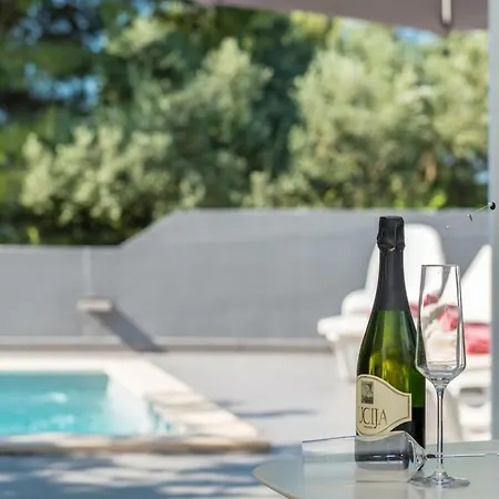 Modern Jura With Pool Near The Beach, Extra Pool Heating Available ヴィラ メドゥリン