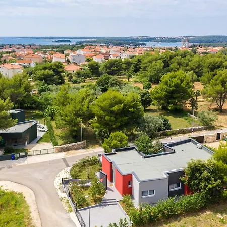 Modern Jura With Pool Near The Beach, Extra Pool Heating Available * Medulin