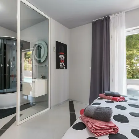 Modern Jura With Pool Near The Beach, Extra Pool Heating Available メドゥリン