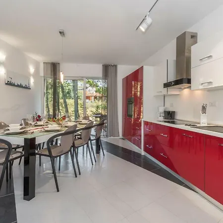 Modern Jura With Pool Near The Beach, Extra Pool Heating Available Villa Medulin