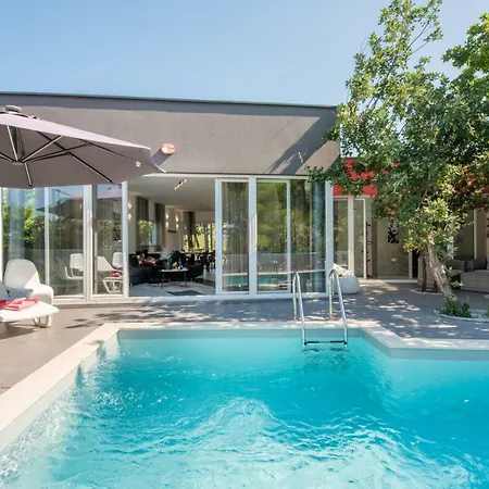 Modern Jura With Pool Near The Beach, Extra Pool Heating Available * Medulin