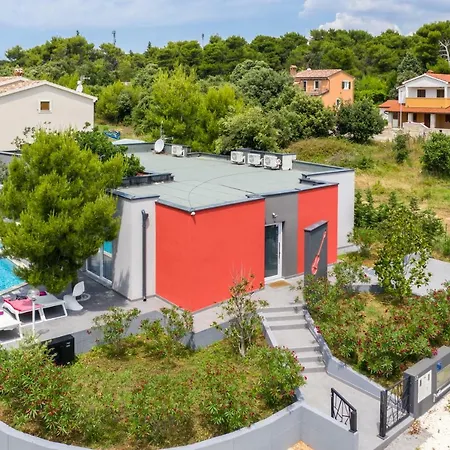 Modern Jura With Pool Near The Beach, Extra Pool Heating Available Villa