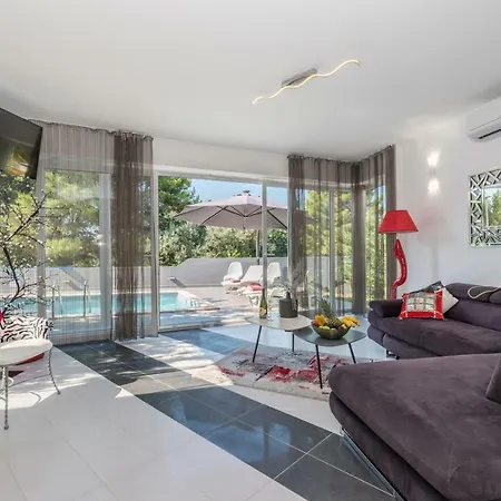 Modern Jura With Pool Near The Beach, Extra Pool Heating Available Villa