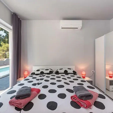 Modern Jura With Pool Near The Beach, Extra Pool Heating Available Villa