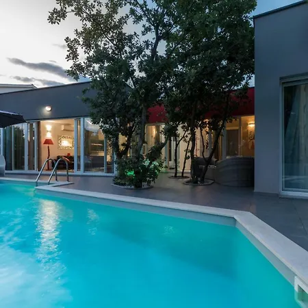 Modern Jura With Pool Near The Beach, Extra Pool Heating Available Villa