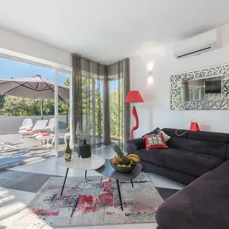 Modern Jura With Pool Near The Beach, Extra Pool Heating Available Villa Medulin