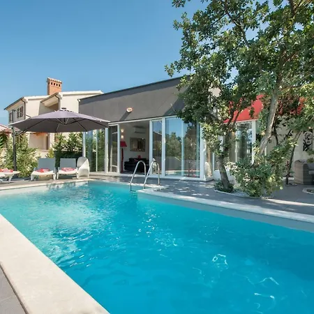 Modern Jura With Pool Near The Beach, Extra Pool Heating Available Medulin