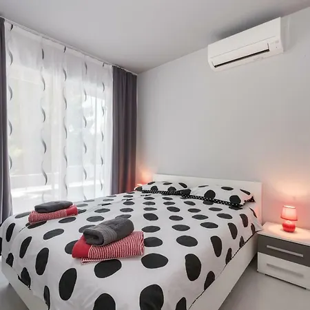 Modern Jura With Pool Near The Beach, Extra Pool Heating Available Medulin