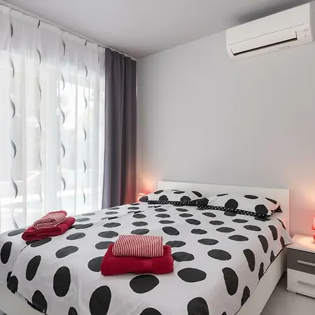 Villa Modern Jura With Pool Near The Beach, Extra Pool Heating Available *