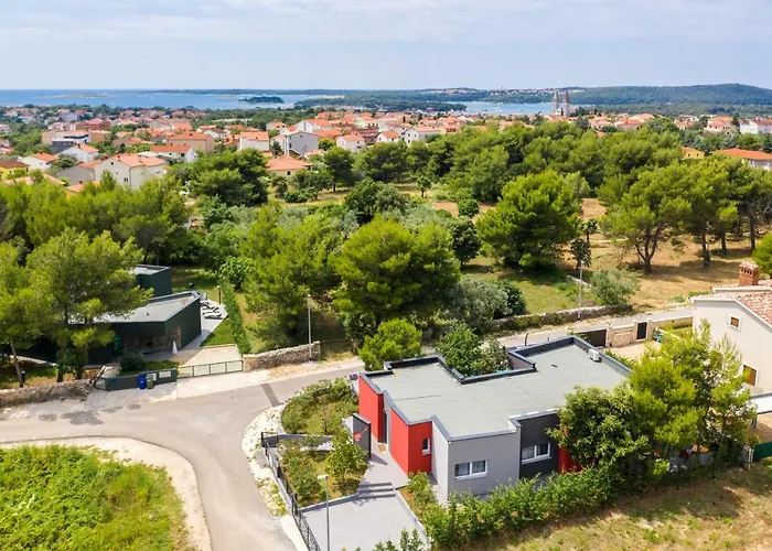 Modern Jura With Pool Near The Beach, Extra Pool Heating Available * Medulin