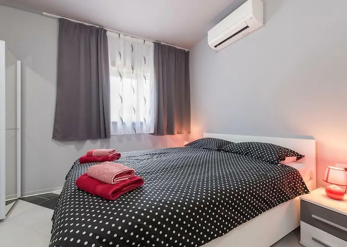 Modern Jura With Pool Near The Beach, Extra Pool Heating Available Medulin