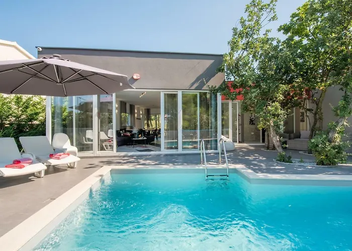Modern Jura With Pool Near The Beach, Extra Pool Heating Available * Medulin