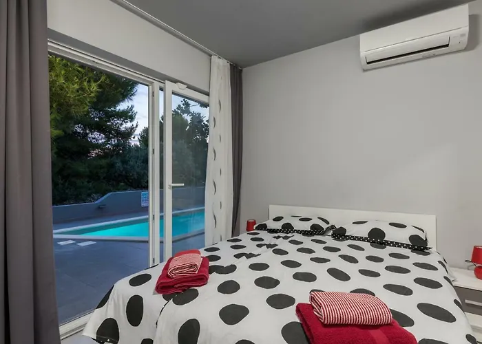 Villa Modern Jura With Pool Near The Beach, Extra Pool Heating Available *