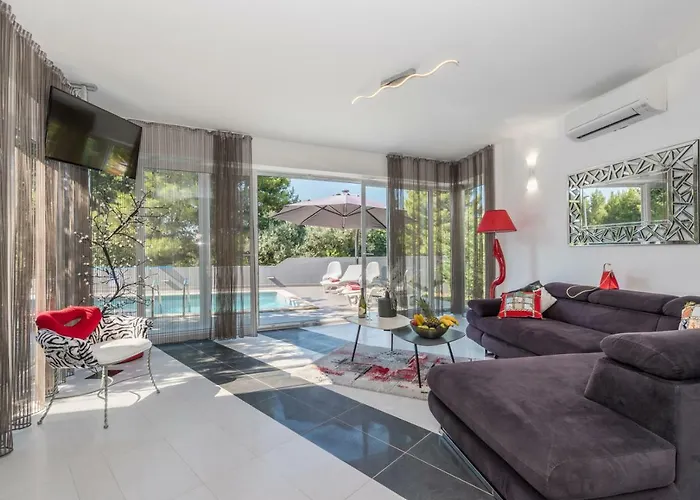 Modern Jura With Pool Near The Beach, Extra Pool Heating Available Villa