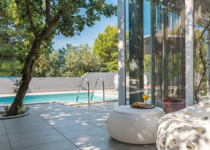 Modern Jura With Pool Near The Beach, Extra Pool Heating Available * Medulin