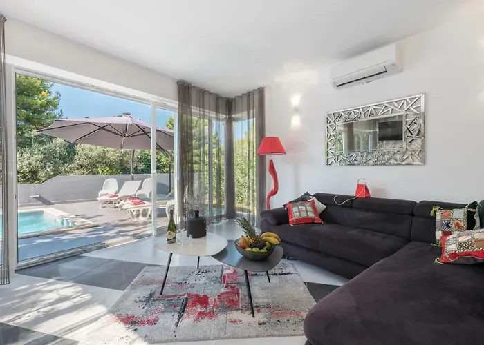 Modern Jura With Pool Near The Beach, Extra Pool Heating Available Villa Medulin