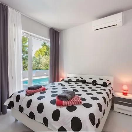 Βίλα Modern Jura With Pool Near The Beach, Extra Pool Heating Available *