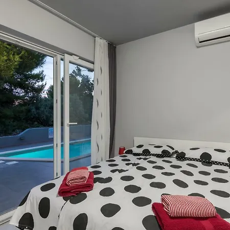 Βίλα Modern Jura With Pool Near The Beach, Extra Pool Heating Available *
