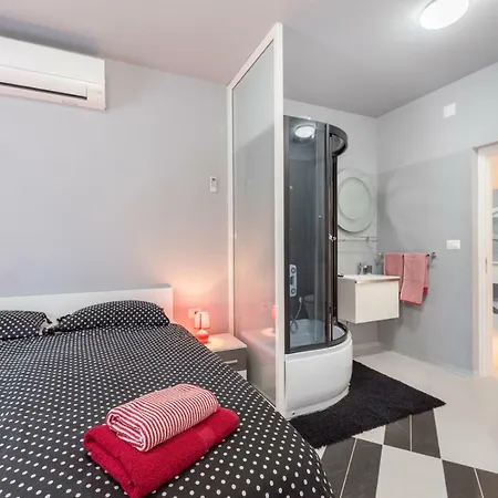 Βίλα Modern Jura With Pool Near The Beach, Extra Pool Heating Available Μεντουλίν