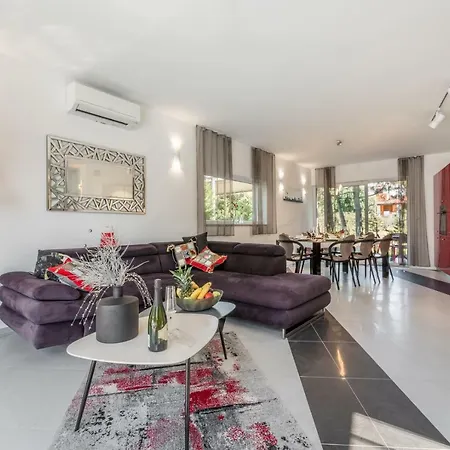 Modern Jura With Pool Near The Beach, Extra Pool Heating Available Vila