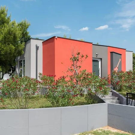 Modern Jura With Pool Near The Beach, Extra Pool Heating Available * Medulin
