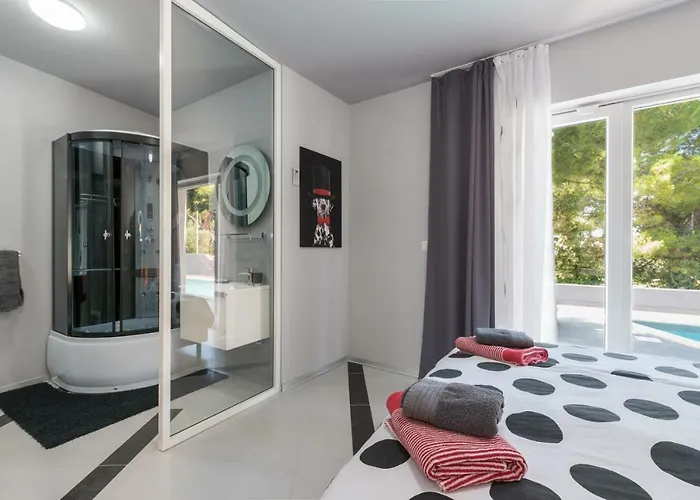 Modern Jura With Pool Near The Beach, Extra Pool Heating Available 메덜린