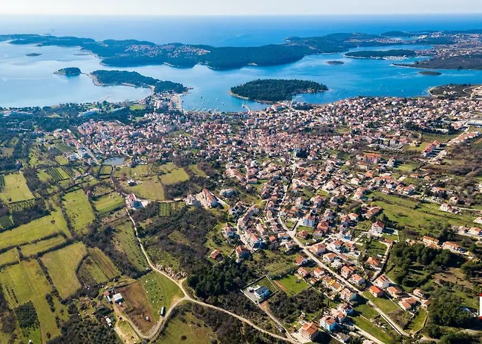 Modern Jura With Pool Near The Beach, Extra Pool Heating Available * Medulin