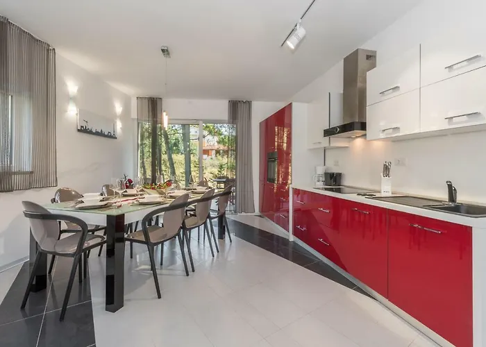 Modern Jura With Pool Near The Beach, Extra Pool Heating Available Villa Medulin