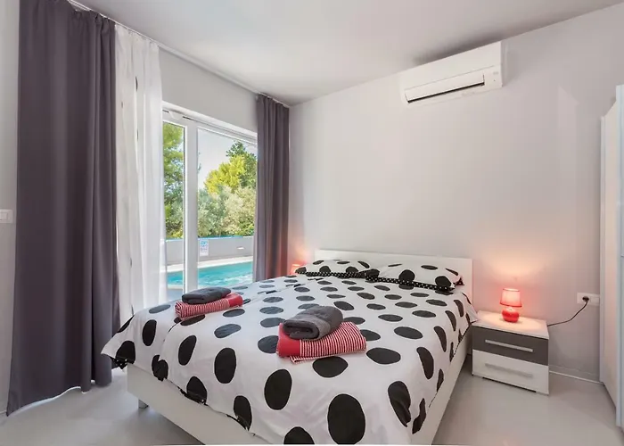 Vila Modern Jura With Pool Near The Beach, Extra Pool Heating Available *