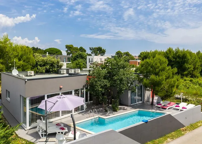 Modern Jura With Pool Near The Beach, Extra Pool Heating Available 빌라 *