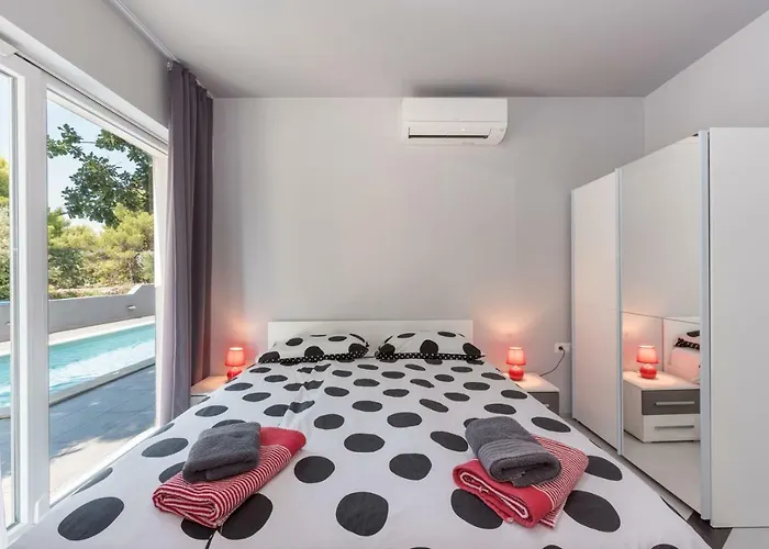 Modern Jura With Pool Near The Beach, Extra Pool Heating Available Vila