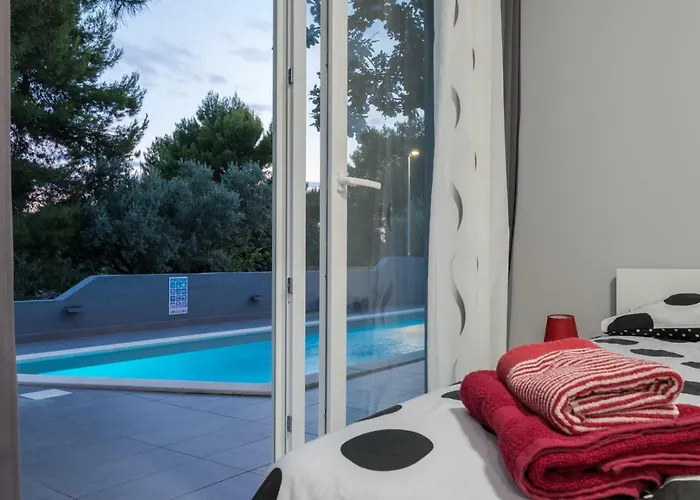 빌라 Modern Jura With Pool Near The Beach, Extra Pool Heating Available 메덜린